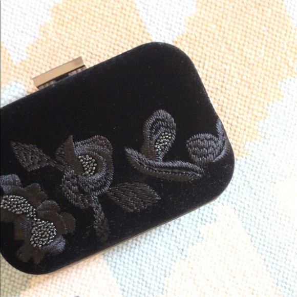NWT Vince Camuto Velvet Embroidered Clutch - Picture 3 of 4